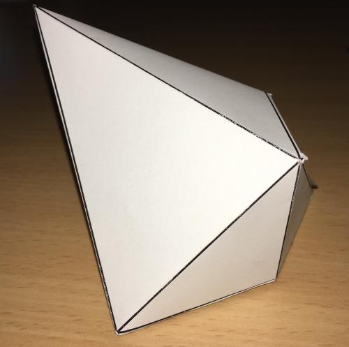 Ein Polyeder, das von einer/m Nutzer/in gebastelt wurde.