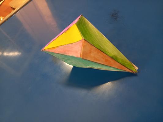 Ein Polyeder, das von einer/m Nutzer/in gebastelt wurde.