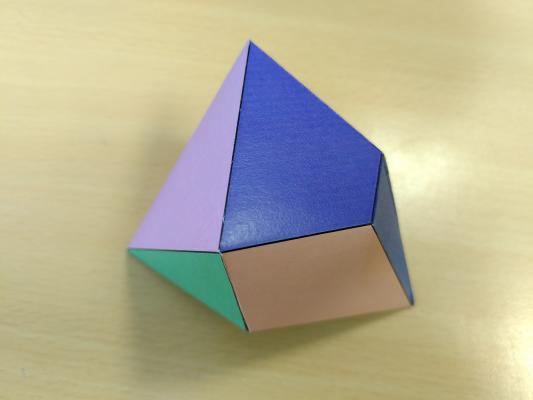 Ein Polyeder, das von einer/m Nutzer/in gebastelt wurde.