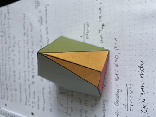 Ein Polyeder, das von einer/m Nutzer/in gebastelt wurde.