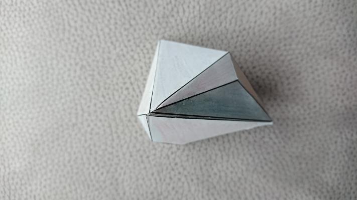 Ein Polyeder, das von einer/m Nutzer/in gebastelt wurde.