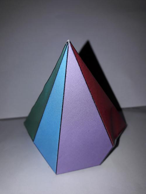 Ein Polyeder, das von einer/m Nutzer/in gebastelt wurde.