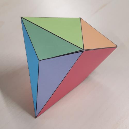 Ein Polyeder, das von einer/m Nutzer/in gebastelt wurde.