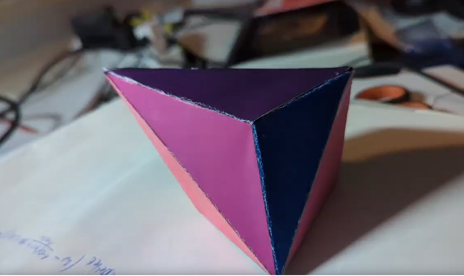 Ein Polyeder, das von einer/m Nutzer/in gebastelt wurde.