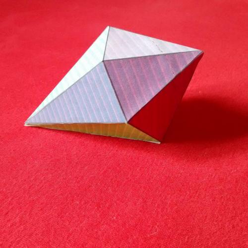 Ein Polyeder, das von einer/m Nutzer/in gebastelt wurde.