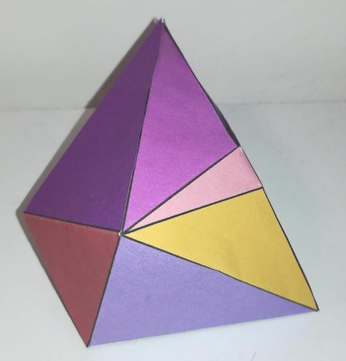 Ein Polyeder, das von einer/m Nutzer/in gebastelt wurde.