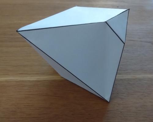 Ein Polyeder, das von einer/m Nutzer/in gebastelt wurde.