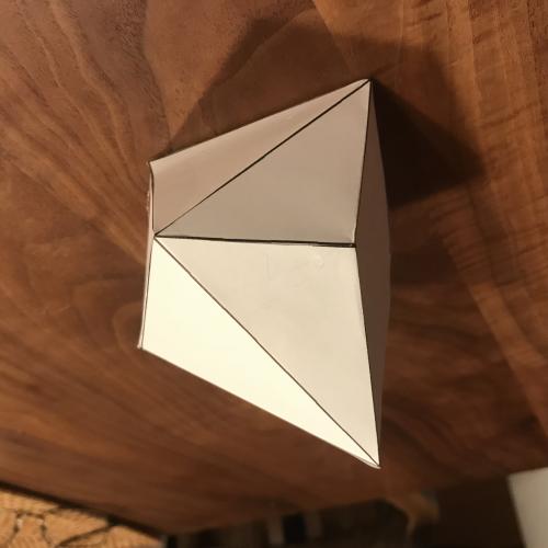 Ein Polyeder, das von einer/m Nutzer/in gebastelt wurde.