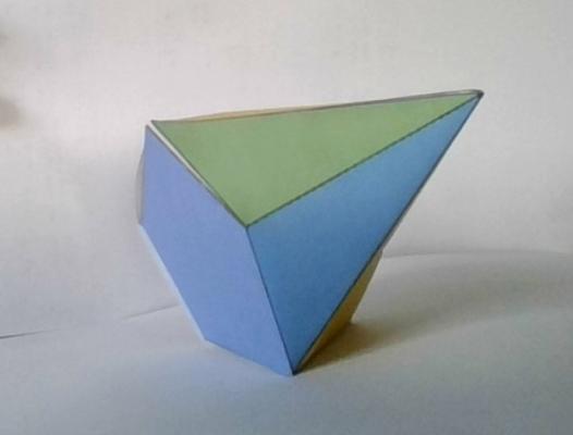 Ein Polyeder, das von einer/m Nutzer/in gebastelt wurde.