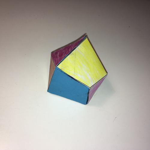 Ein Polyeder, das von einer/m Nutzer/in gebastelt wurde.